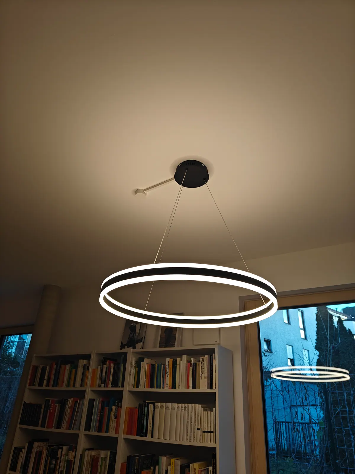 Zwei konzentrische LED-Ringe an schwarzer Deckenplatte