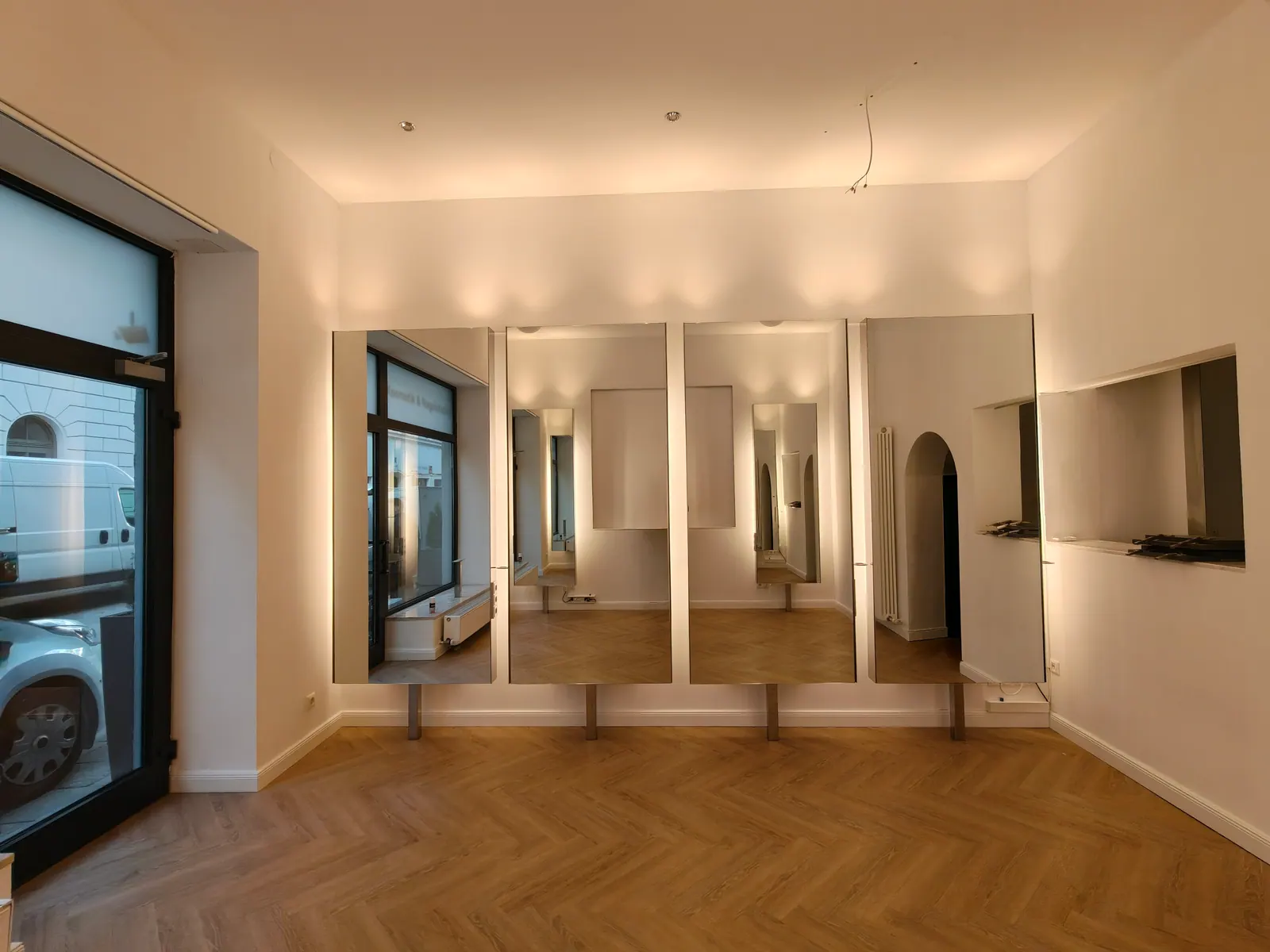 Vier große Wandspiegel mit Hintergrundbeleuchtung nebeneinander