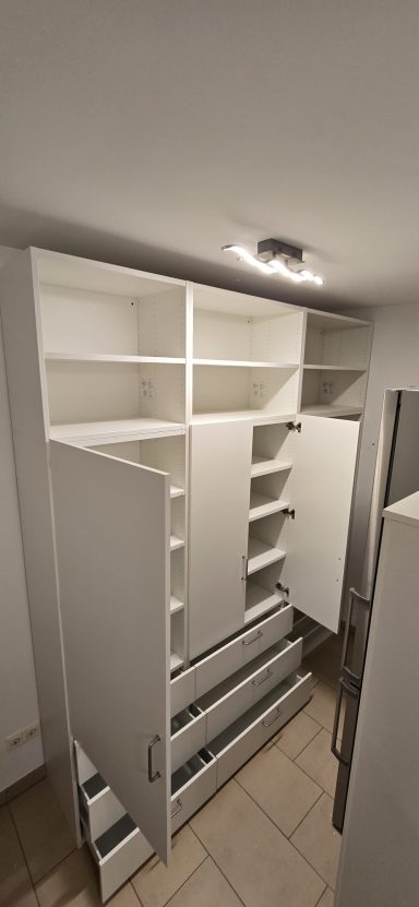 Möbelaufbau in engem Raum