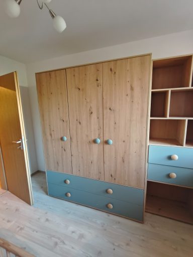 Schrankaufbau mit mehreren Monteuren