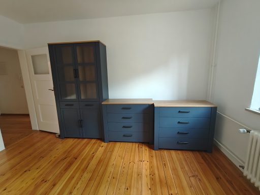 Möbelaufbau mit drei Monteuren